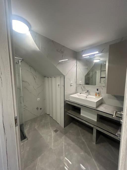 Luxury Apt 5Min To Metro Nikaia Piraeus Exterior photo